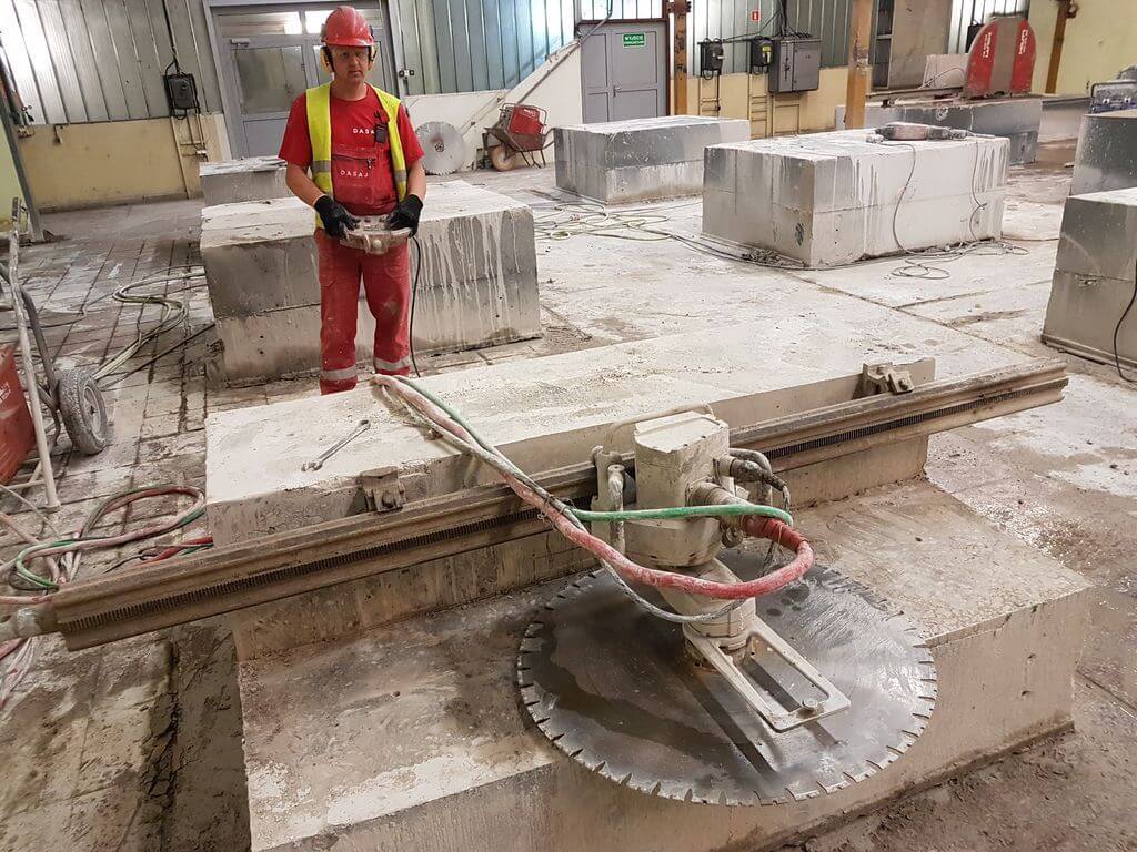 Pracownik z piłą tarczową do betonu 